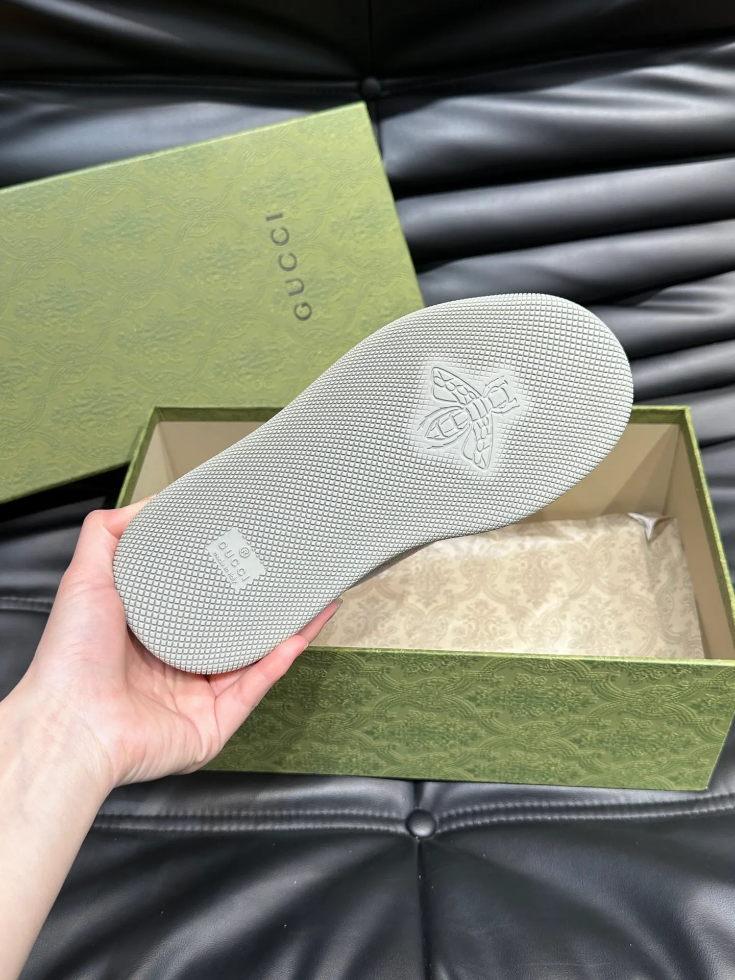 Men's men's shoes 💰p480 "GUCC*" Screener series 👫 Couple style GG thick-soled sneakers, the Screener series is inspired by the classic sneakers of the 1970s, cleverly incorporating the retro Gucci logo, two-color waterproof platform soles, and 5CM thick soles to enhance the aura, conveying the new design concept that a single product should be permanently accompanied by the passage of time, creating a retro distressed effect, decorated with metal double G oval enamel details! High-quality, versatile classic items, highly recommended. Size female 35-39, male 38-44
